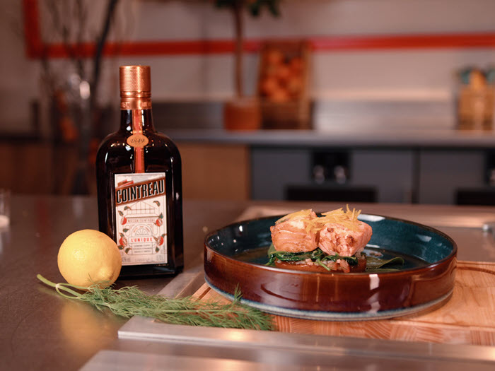 Salmon recipe, smoked salmon virgin sauce with Cointreau, spinach